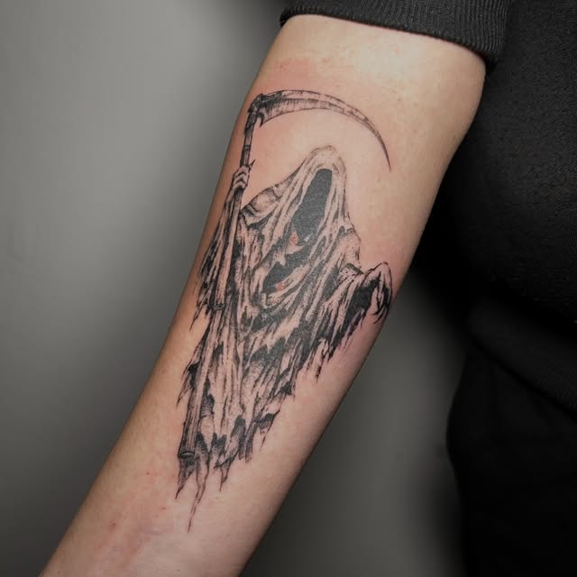 Blackwork tetování, žnec s kosou na předloktí