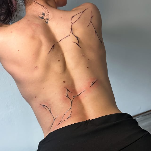 Fine line větve na zádech